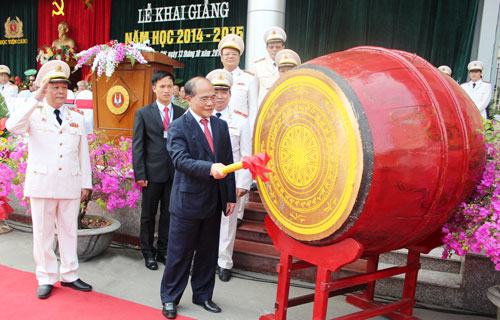 Chủ tịch Quốc hội Nguyễn Sinh Hùng đánh trống chính thức khai giảng năm học 2014 - 2015